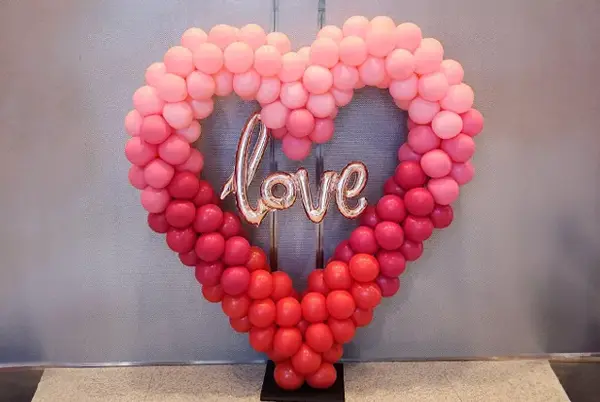 What's not to love about balloon decorations on Valentine's Day
